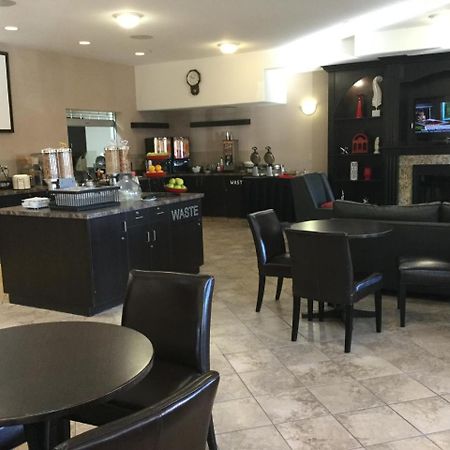 מלון Ramada By Wyndham ברוקס מראה חיצוני תמונה