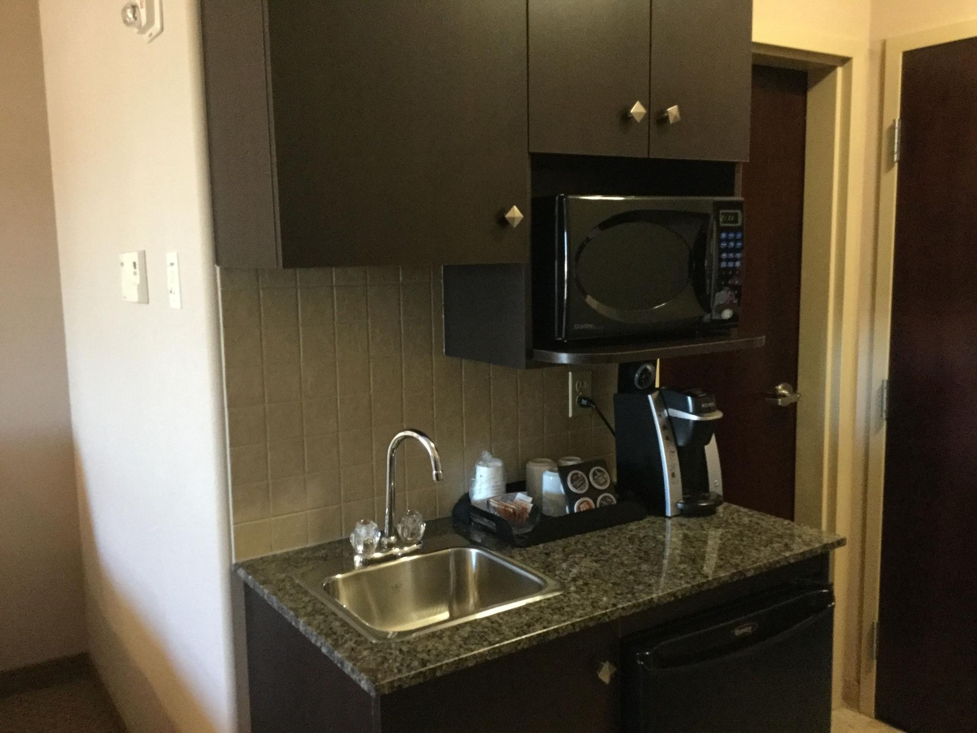 מלון Ramada By Wyndham ברוקס מראה חיצוני תמונה