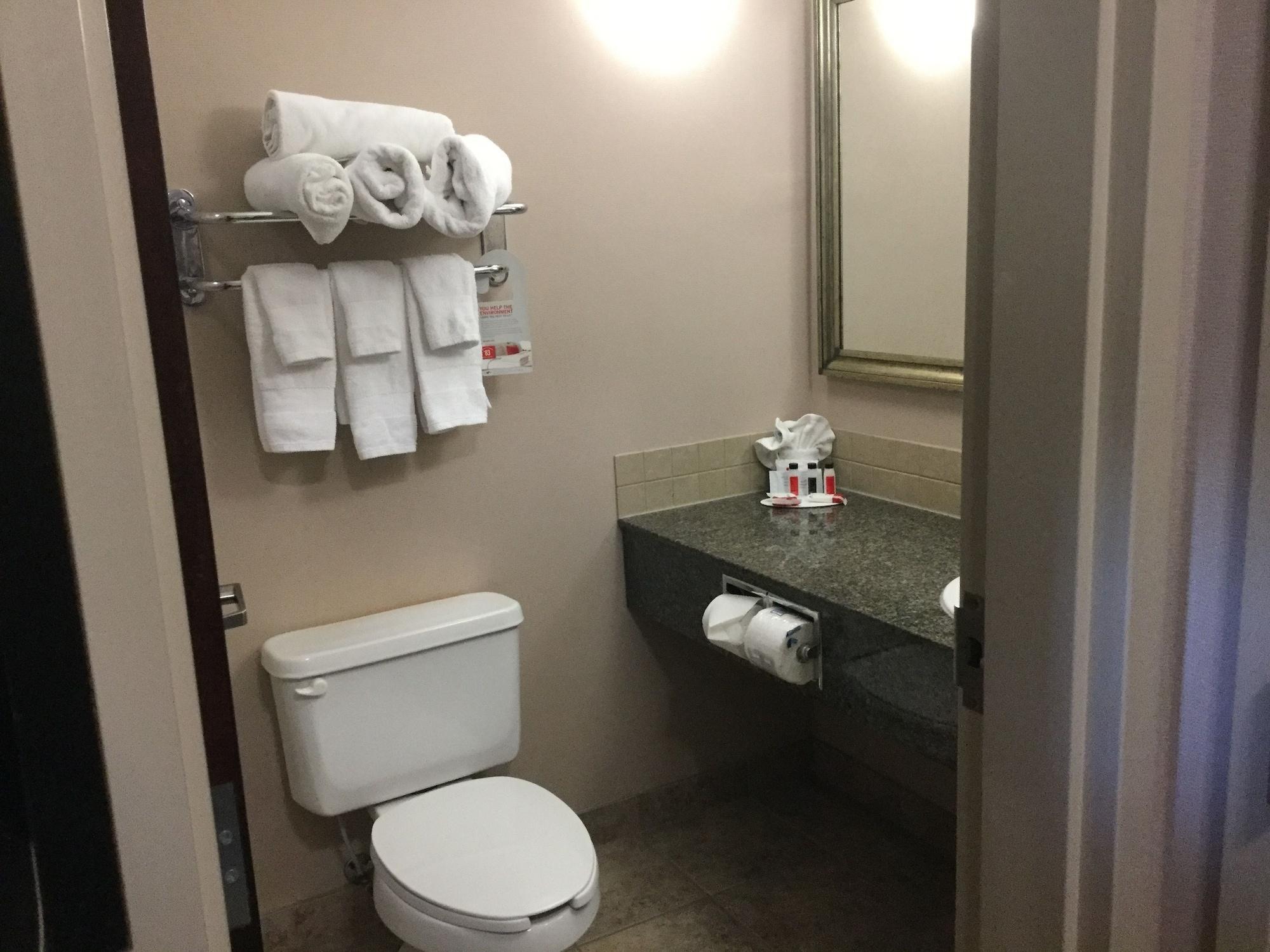 מלון Ramada By Wyndham ברוקס מראה חיצוני תמונה