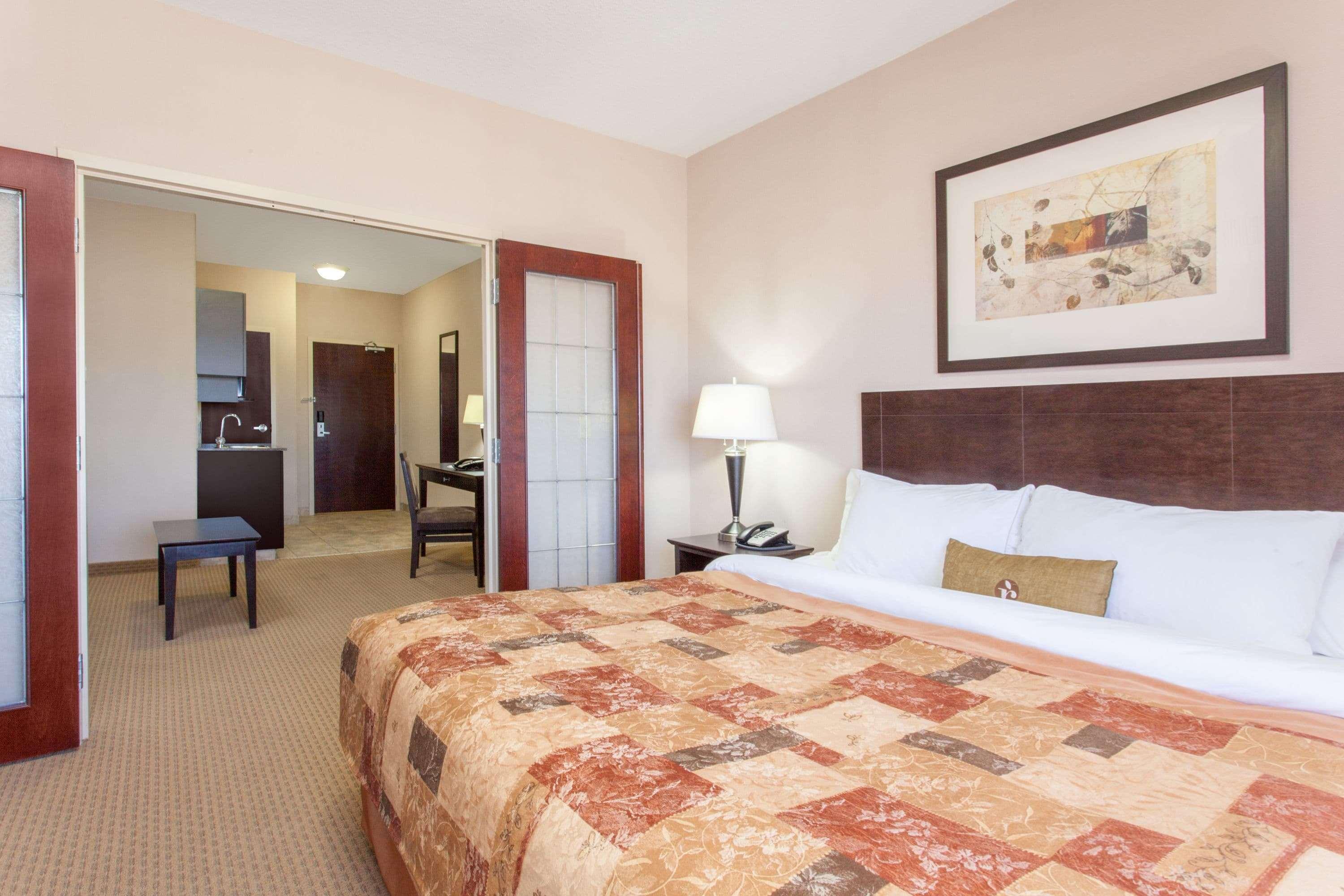 מלון Ramada By Wyndham ברוקס מראה חיצוני תמונה