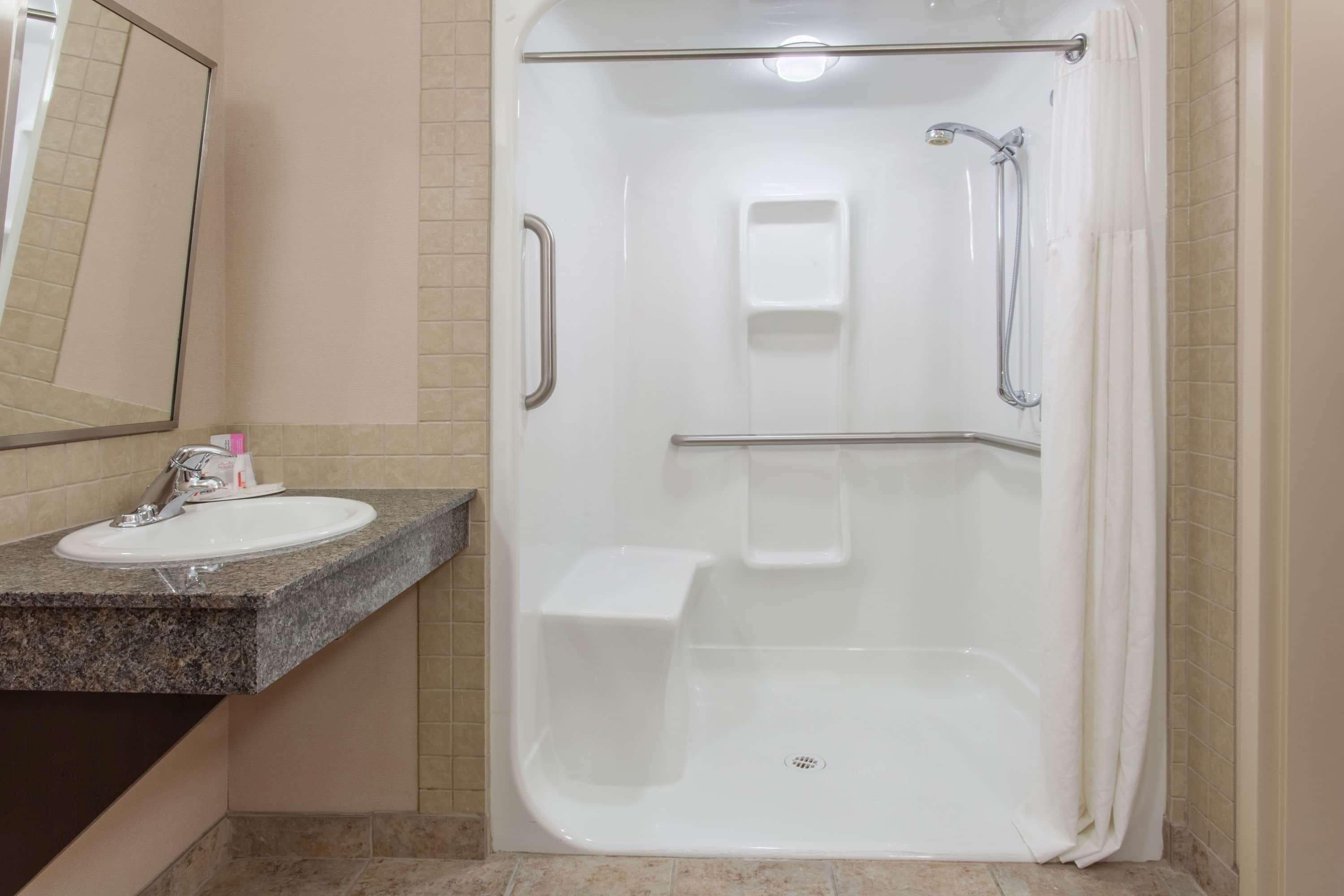מלון Ramada By Wyndham ברוקס מראה חיצוני תמונה