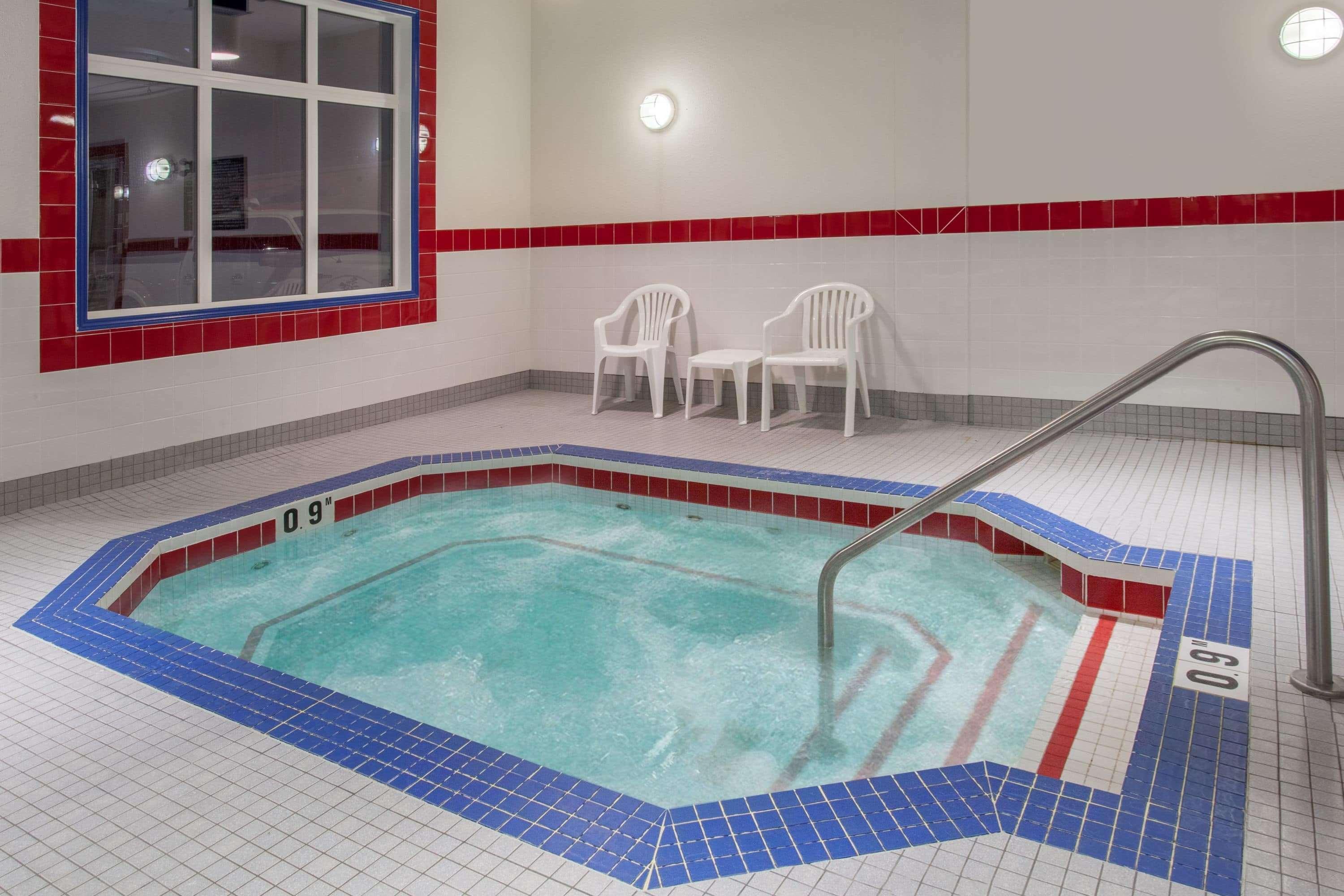 מלון Ramada By Wyndham ברוקס מראה חיצוני תמונה