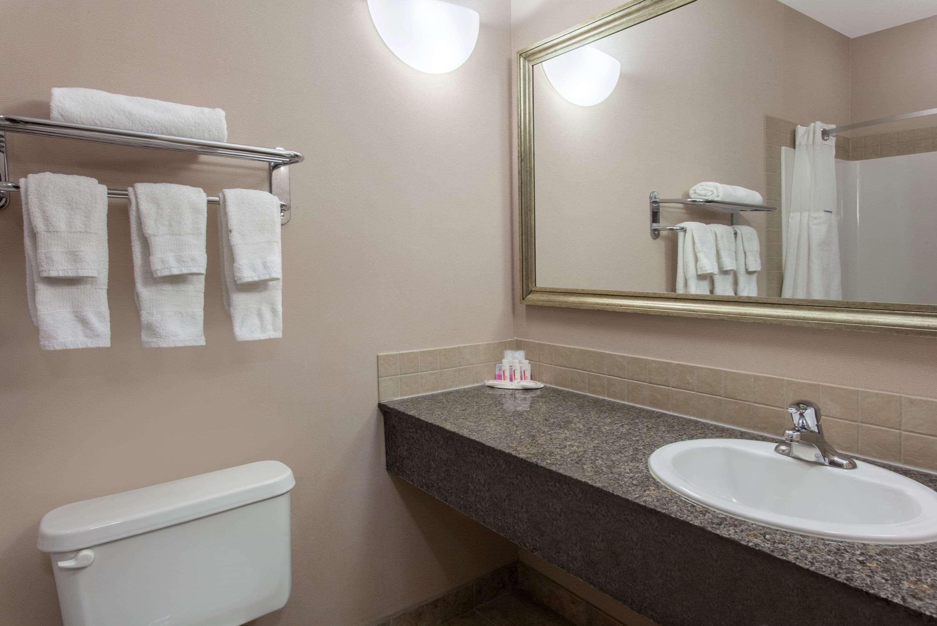 מלון Ramada By Wyndham ברוקס מראה חיצוני תמונה