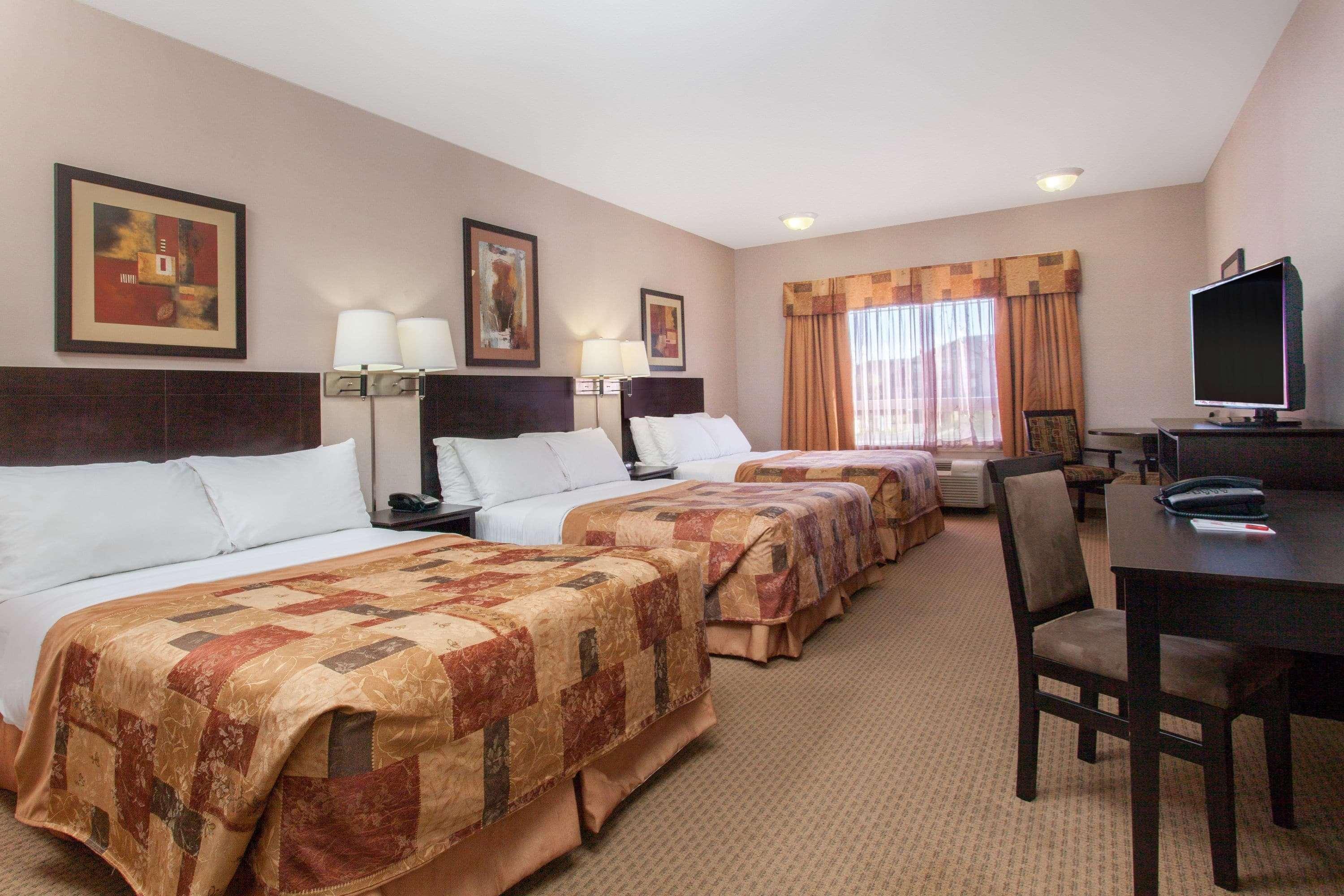 מלון Ramada By Wyndham ברוקס מראה חיצוני תמונה