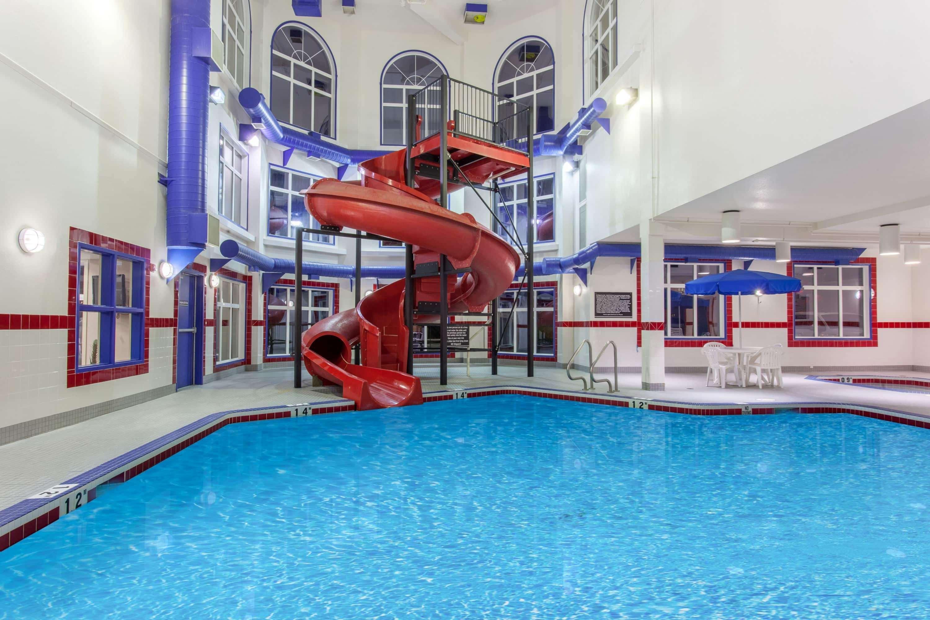 מלון Ramada By Wyndham ברוקס מראה חיצוני תמונה