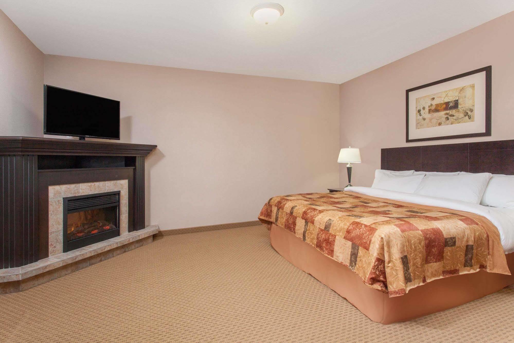 מלון Ramada By Wyndham ברוקס מראה חיצוני תמונה