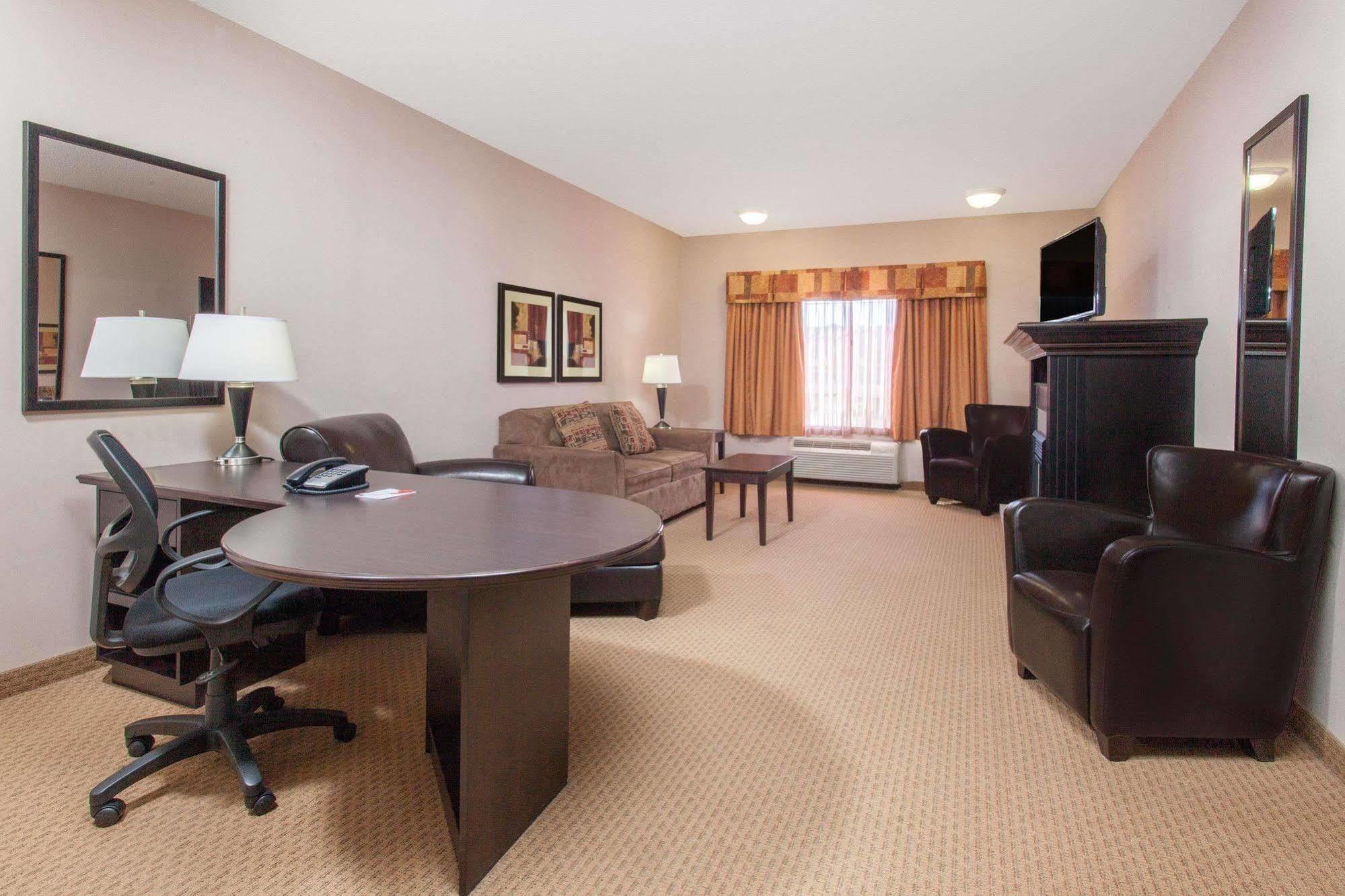 מלון Ramada By Wyndham ברוקס מראה חיצוני תמונה