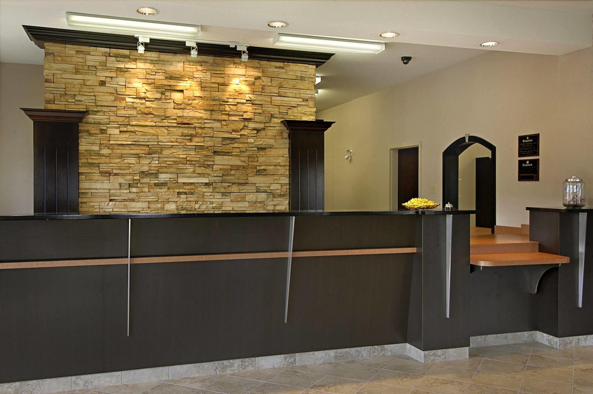 מלון Ramada By Wyndham ברוקס מראה חיצוני תמונה