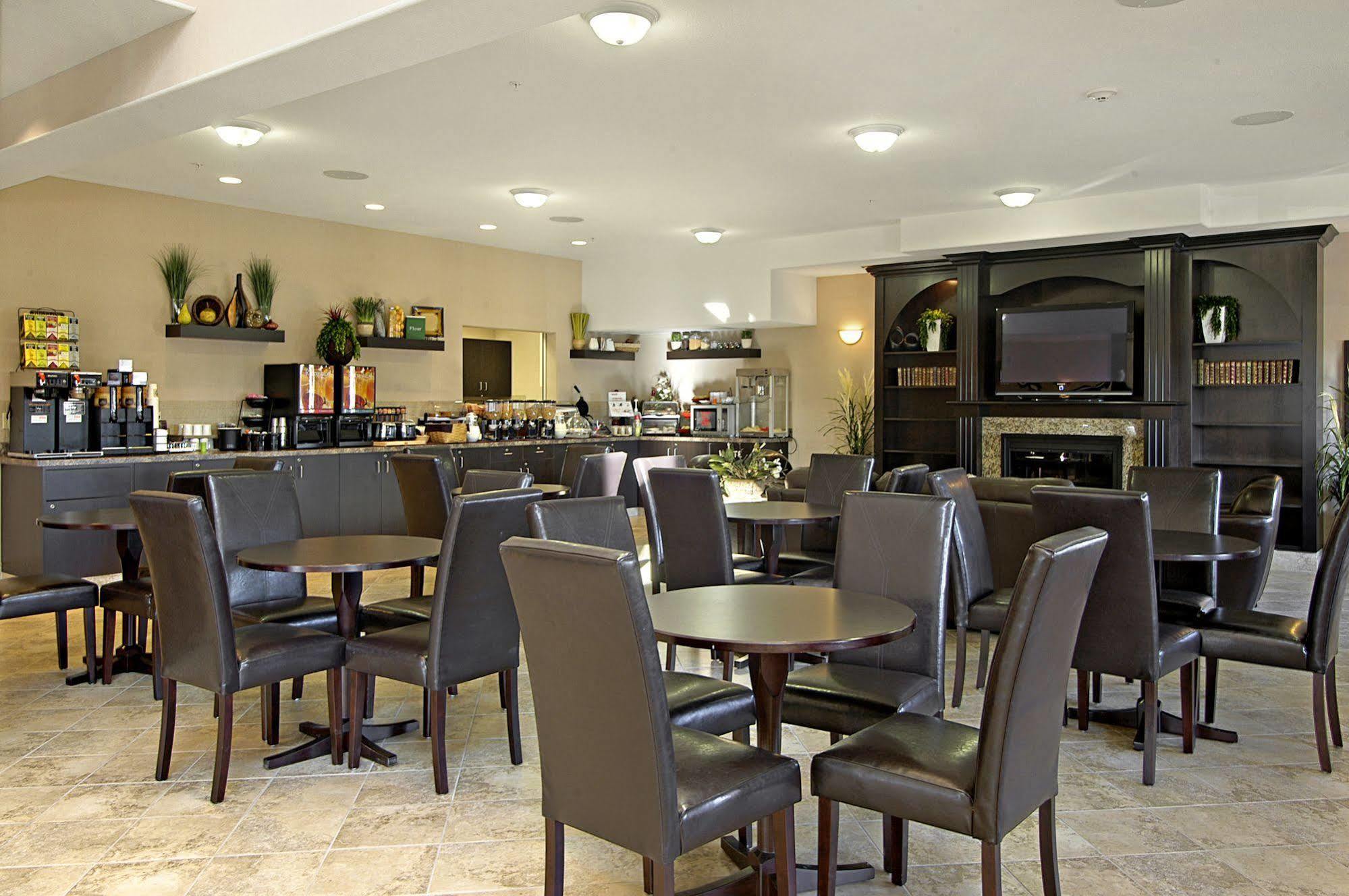 מלון Ramada By Wyndham ברוקס מראה חיצוני תמונה