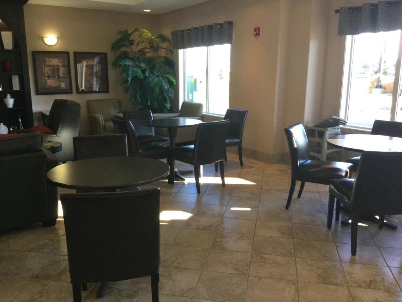 מלון Ramada By Wyndham ברוקס מראה חיצוני תמונה