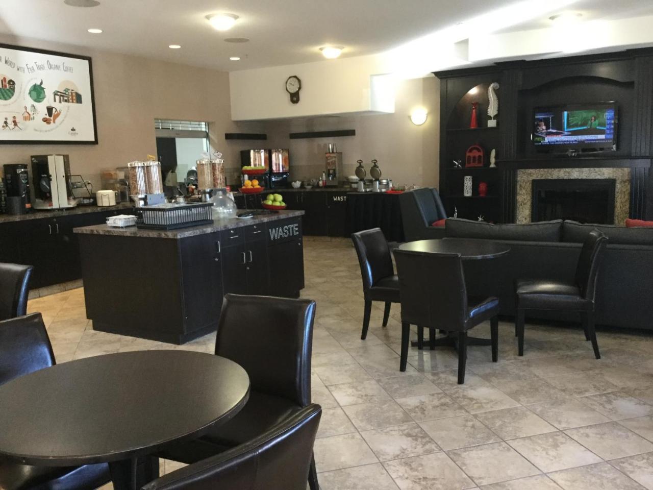 מלון Ramada By Wyndham ברוקס מראה חיצוני תמונה